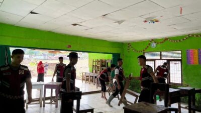 Brimob Polda Sumbar Bantu Bersihkan Sekolah dan Rumah Warga Terdampak Bencana di Agam