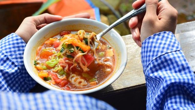 Seblak jadi salah satu camilan yang bikin nagih. Namun Anda perlu waspada akan bahaya makan seblak setiap hari.
