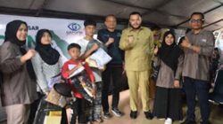 Wako Fadly Amran serahkan bantuan perlengkapan sekolah untuk siswa terdampak bencana di Padang.