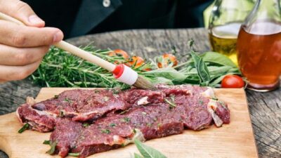 Daging merah dan beberapa jenis makanan lain bisa picu kanker usus besar.