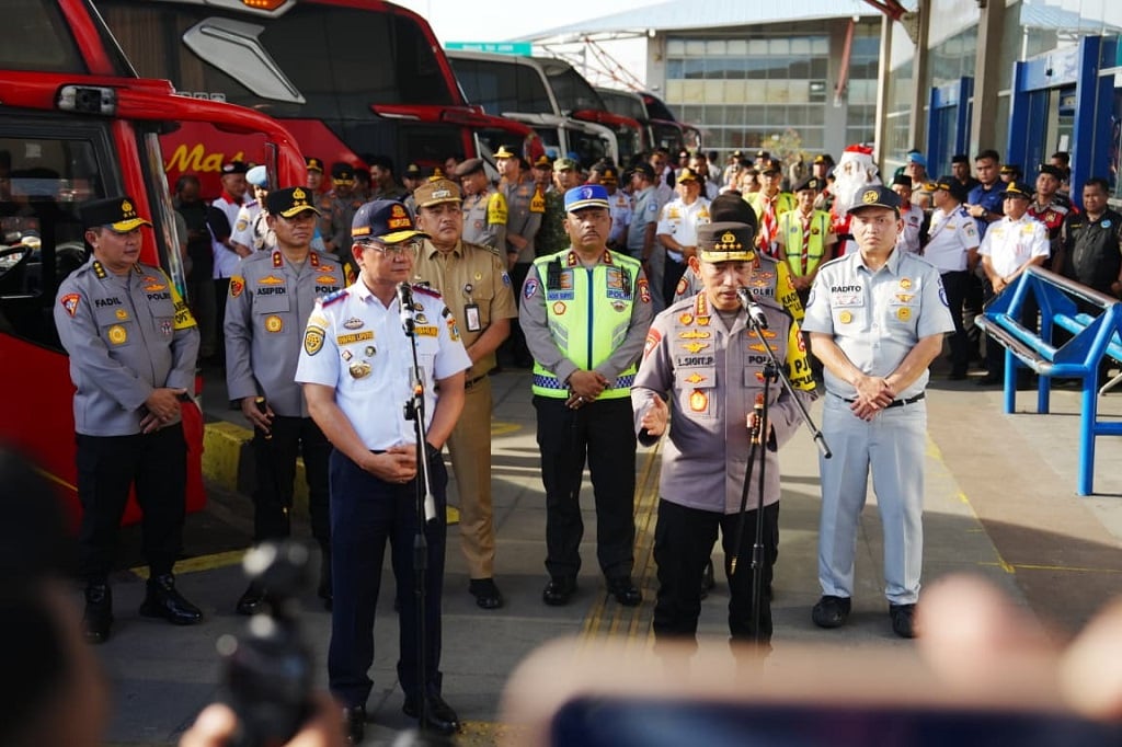Kapolri Jenderal Listyo Sigit Prabowo (kanan)