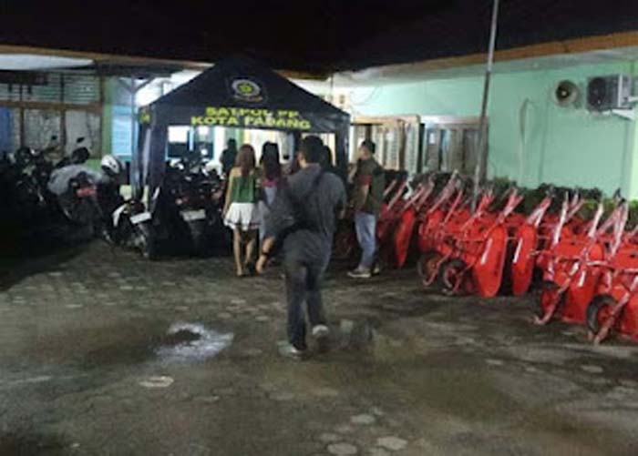 Sejumlah wanita diamankan Satpol PP dari tempat hiburan malam.