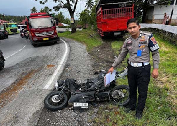 Slip di Tikungan dan Jalan Licin, Pemotor di Solok Masuk Kolong Truk