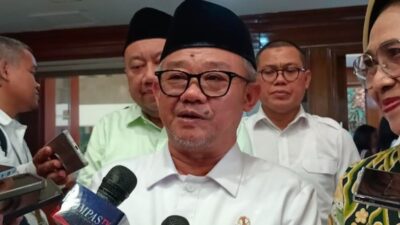 Mendikdasmen Abdul Mu'ti mengatakan pihaknya telah merancang kurikulum secara khusus agar anak-anak terdampak bencana bisa mengikuti kegiatan belajar.