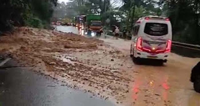 Hujan Lebat Picu Longsor di Lubuk Paraku.