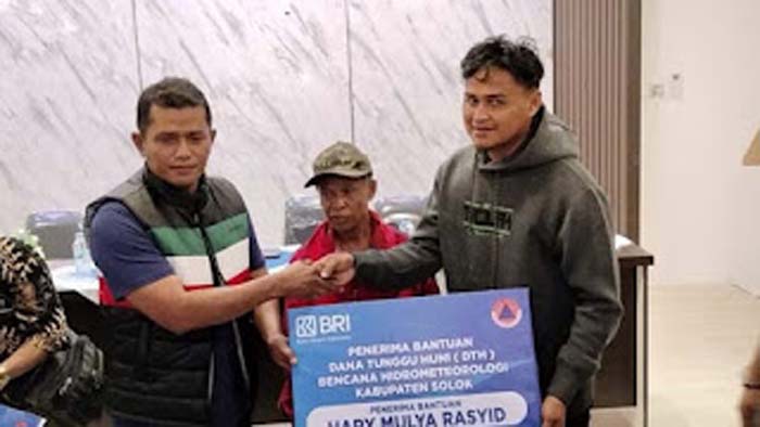 Bupati Solok menyerahkan bantuan dana tunggu hunian.