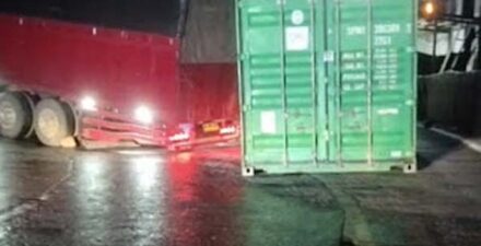 Mobil Rusak dan Kontainer Jatuh Picu Macet di Panorama Satu, Padang