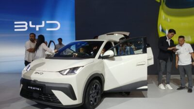 Daftar Mobil Listrik Terlaris November 2025, BYD Atto 1 Teratas.