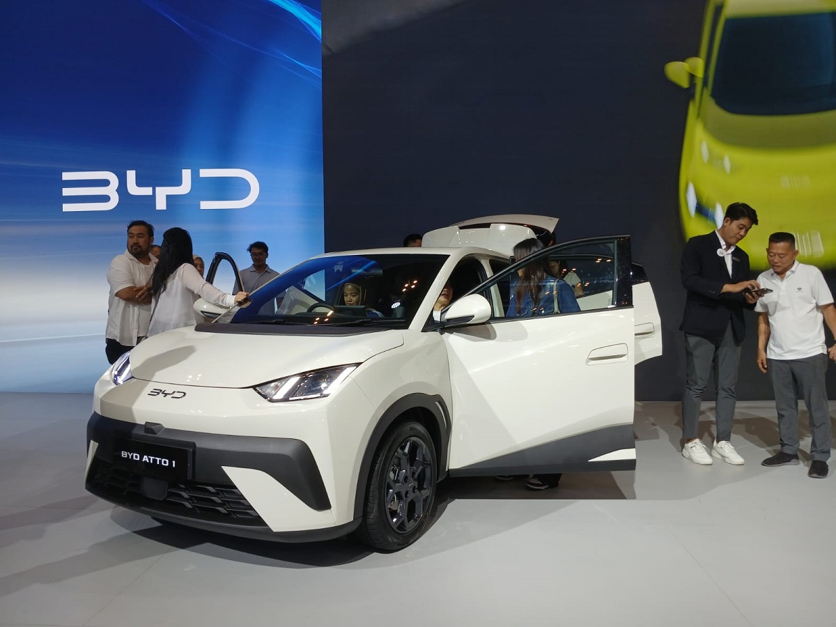 Daftar Mobil Listrik Terlaris November 2025, BYD Atto 1 Teratas.