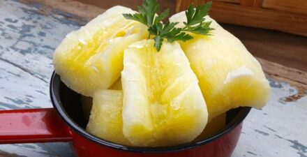 Singkong rebus kerap jadi camilan yang menemani waktu santai di rumah. Meski enak dan menyehatkan, sebaiknya Anda tidak mengonsumsi singkong rebus bersama makanan dan minuman ini.