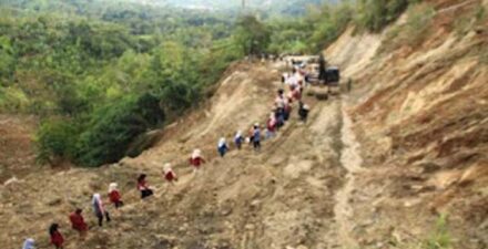 Relawan dan mahasiswa melintasi jalan Sungai Landia, Kabupaten Agam