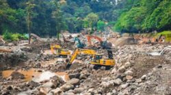 Pembukaan jalur yang terimbas longsor di kawasan jalur Lembah Anai.