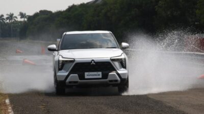 Musim Hujan, Ini Mode Berkendara yang Aman saat Jalan Licin.