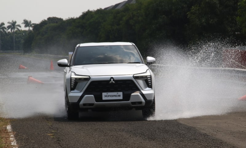 Musim Hujan, Ini Mode Berkendara yang Aman saat Jalan Licin.