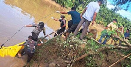 Mayat Pria Tanpa Identitas Ditemukan Mengapung di Sungai Batang Anai.