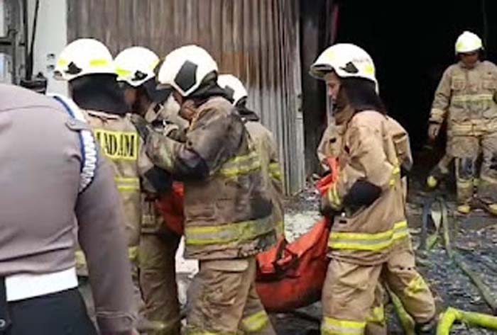 Sebanyak 20 kantong jenazah dievakuasi dari dalam gedung yang terbakar di Kemayoran, Jakarta.