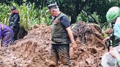 Gubernur Mahyeldi bantu pembukaan jalan yang terkena longsor.