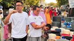 Rachmad Wijaya saat mengecek ketersediaan air pascabencana di Padang.