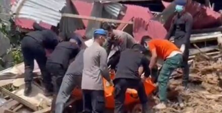 Personel gabungan Polda Sumut mengevakuasi jenazah korban banjir bandang dan longsor.