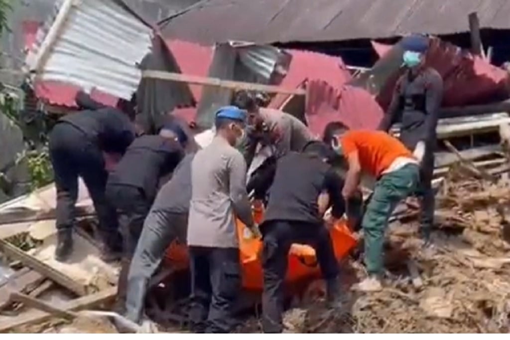 Personel gabungan Polda Sumut mengevakuasi jenazah korban banjir bandang dan longsor.