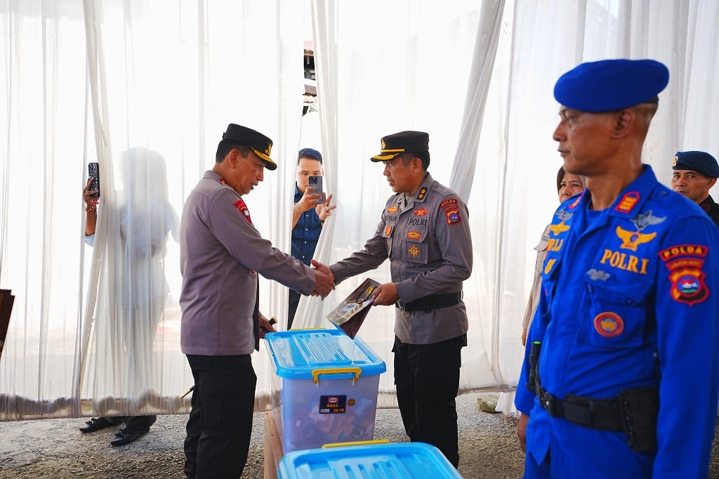 Kapolri Jenderal Listyo Sigit Prabowo memberikan motivasi kepada anggota Polri di wilayah Polda Sumbar yang terdampak bencana.
