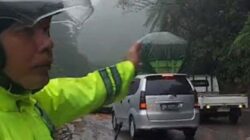 Arus Ramai Tetap Lancar, Polisi Tangani Truk Rusak di Sitinjau Lauik