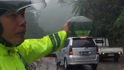 Arus Ramai Tetap Lancar, Polisi Tangani Truk Rusak di Sitinjau Lauik