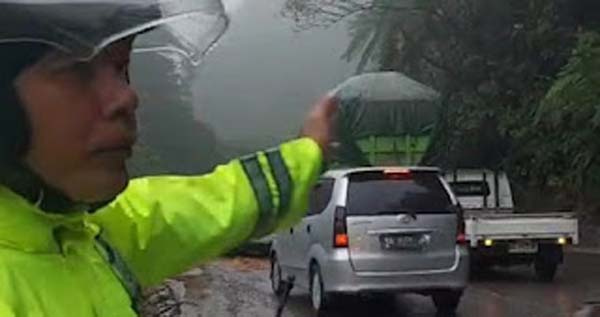Arus Ramai Tetap Lancar, Polisi Tangani Truk Rusak di Sitinjau Lauik