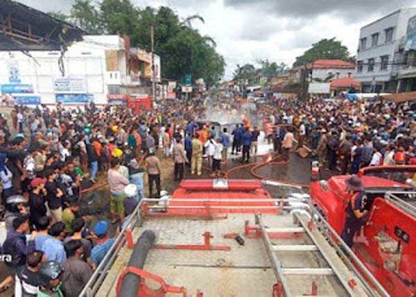 Mobil Terbakar di SPBU Garegeh Bukittinggi