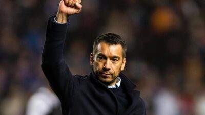 Pengamat sepakbola menilai Giovanni van Bronckhorst lebih ideal sebagai pelatih Timnas Indonesia.