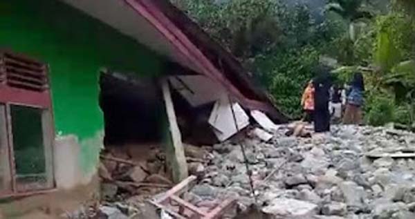 SDN 14 Jorong Labuah Agam Luluh Lantak Dihantam Galodo Susulan