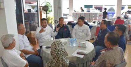 Wali Kota Padang Fadly Amran saat menerima bantuan