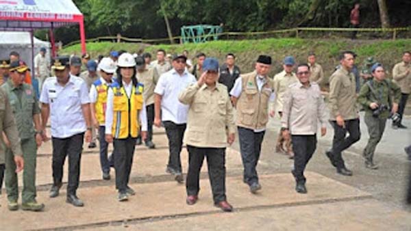 Presiden Prabowo Tinjau Langsung Jalan Nasional Putus di Lembah Anai