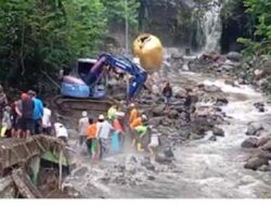 Material Lumpur dan Batu Tutupi Kolam Air Panas Guci