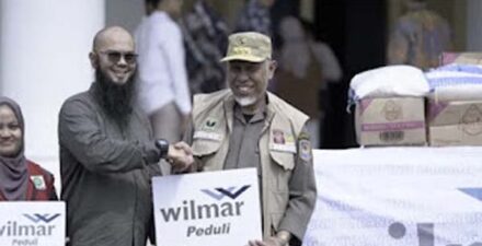 Wilmar Unit Padang menyerahkan bantuan