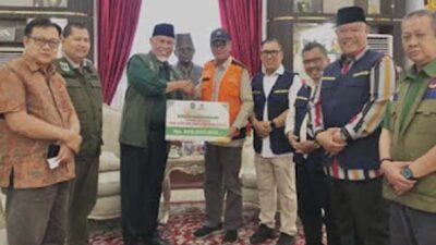 Wakil Gubernur Kepri menyerahkan bantuan untuk korban bencana kepada Gubernur Sumbar