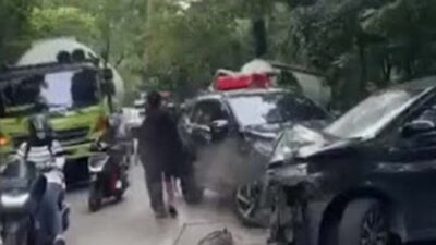 Truk bermuatan semen mundur di tanjakan Sitinjau Lauik, Kota Padang, Sumatera Barat.