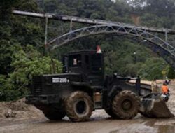 Mahyeldi Tekankan Perbaikan Jembatan Warisan Belanda di Tanah Datar