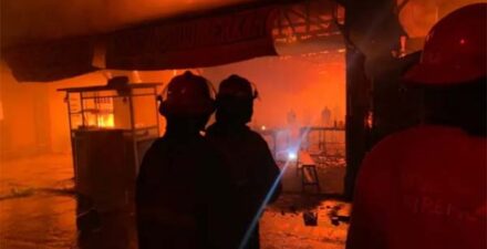 Petugas Pemadam Kebakaran Kota Padang berjibaku memadamkan api