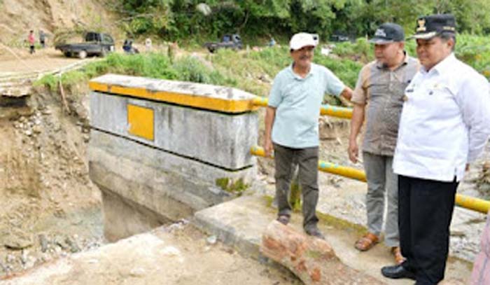 Bupati Agam, Benni Warlis meninjau jembatan darurat.