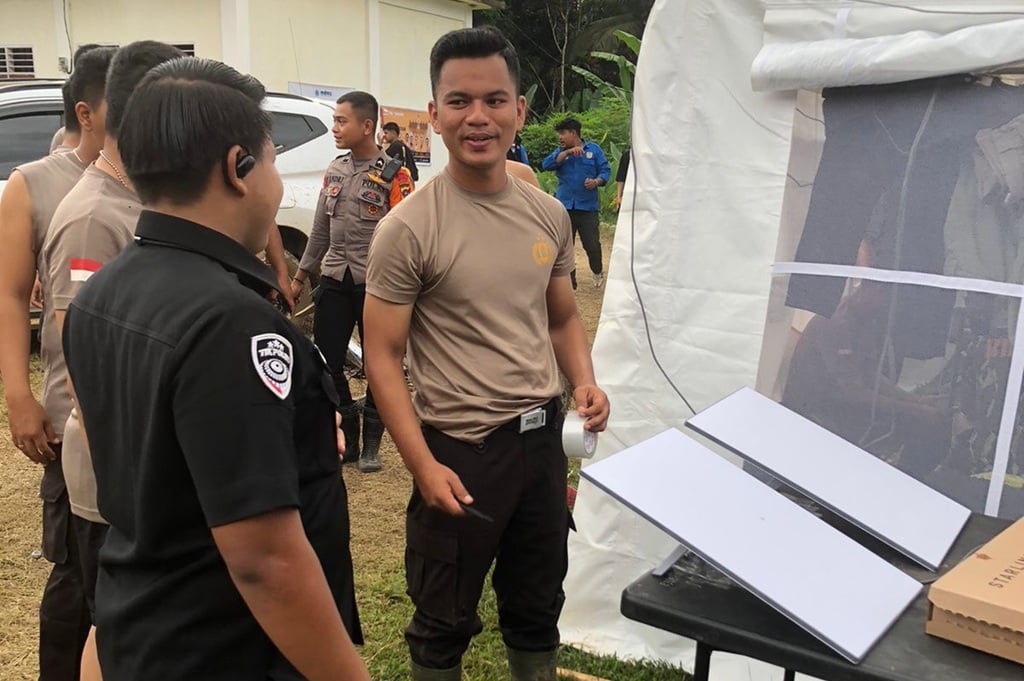 Polri memasang 76 jaringan internet di wilayah terdampak banjir dan longsor Sumatra.