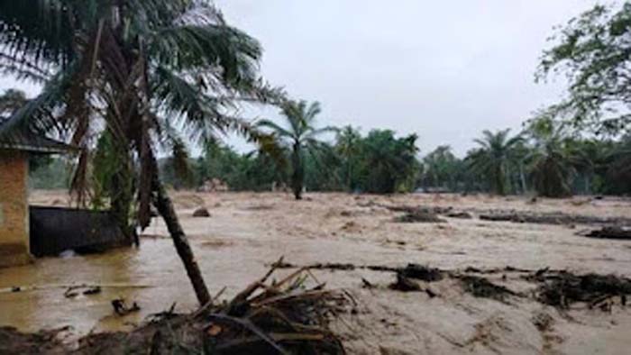 Anggota Satlantas Polres Agam sedang menutup jalan dampak air Sungai Batang Nanggang meluap, Sabtu (6/12) sore.