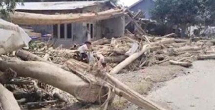 Kondisi Aceh Tamiang luluh lantak usai diterjang banjir bandang dan longsor.