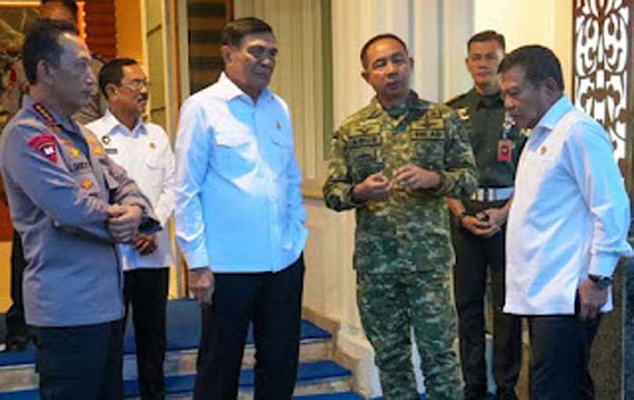 Menko Polkam Djamari Chaniago ratas bareng TNI-Polri dan BIN pada Senin (8/12/205) bahas penanganan bencana Sumatra.