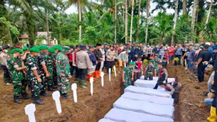 Proses pemakaman 10 jenazah korban banjir bandang.