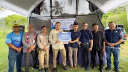 Simbolis Penyerahan Bantuan oleh VP TJSL PT Pelindo Terminal Petikemas.