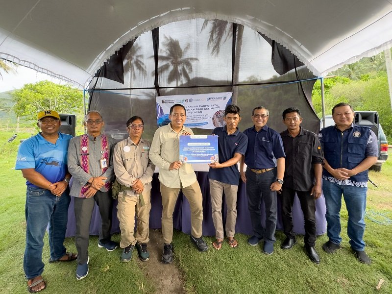 Simbolis Penyerahan Bantuan oleh VP TJSL PT Pelindo Terminal Petikemas.