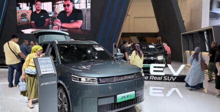 Jaecoo J5 EV Mulai Diserahkan ke Konsumen di GJAW 2025, Pesanan Tembus 6.000 Unit