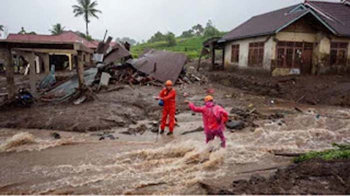 Tim Basarnas Padang berijibaku mencari korban bencana yang hilang.
