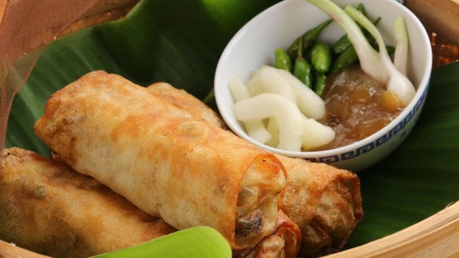 Lumpia dengan isian rebung menjadi salah satu oleh-oleh favorit wisatawan saat berlibur di Semarang.